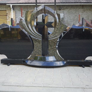 26. Granīta kapu pieminekļa kompozīcija ar krustu