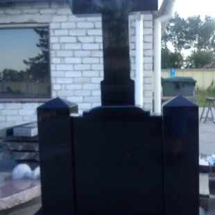 69. Kapu piemineklis ar krustu