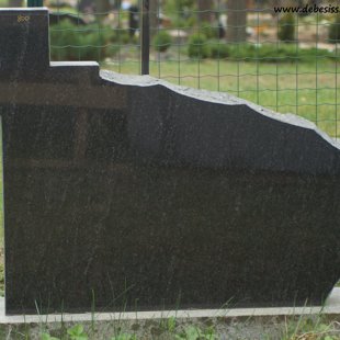 74. Kapu piemineklis ar krustu