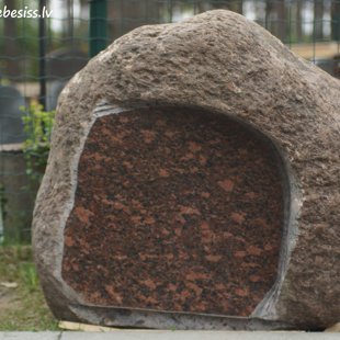 79. Latvijas laukakmens kapakmenis