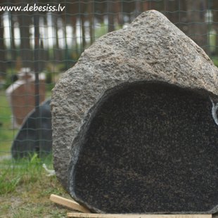 80. Latvijas laukakmens kapu piemineklis