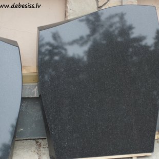 82. Pulēts no visām pusēm kapu piemineklis