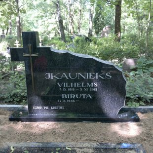 30. Granīta piemineklis ar krustu