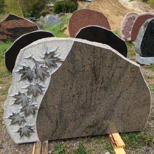 31. Piemineklis ar kļavu lapām