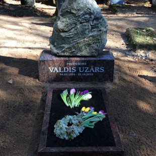 135. Laukakmens kapu pieminekļi