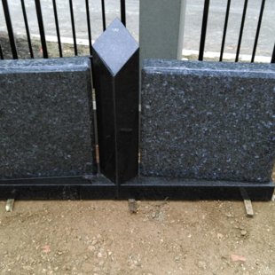 25. Divvietīga kapu pieminekļu kompoīcija no granīta