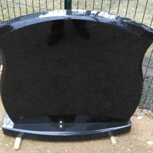 33. Granīta piemineklis