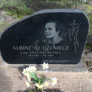 34. Granīta piemineklis ar portretu