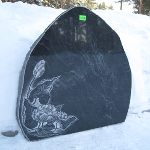 52. Piemineklis ar gravētiem ziediem