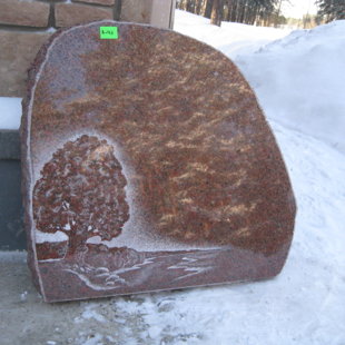 57. Piemineklis ar izgravētu koka ainu