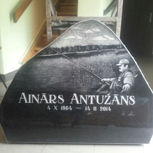 44. Granīta piemineklis ar makšķernieka gravējumu