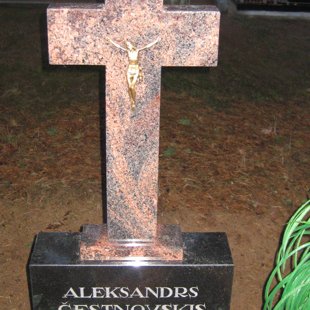 70. Kapu piemineklis ar krustu