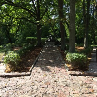 57. Otro Mežu kapi restaurēta Jāņa Rozentāļa piemiņas vieta