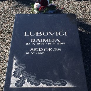 77. Kapavietas pieminekļa plāksne