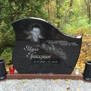 40. Granīta piemineklis ar portretu