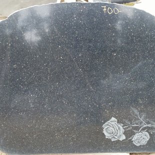 83. Granīta kapu piemineklis ar gravetu rozi