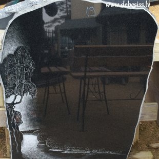 86. Kapakmens ar gravējumu klints ar koku un upi