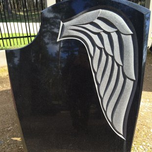 91. Granīta kapakmens ar spārna gravējumu