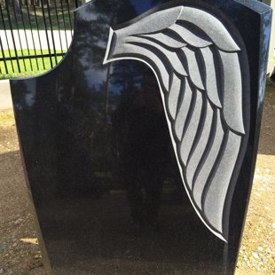 58. Granīta piemineklis ar gravētu spārnu