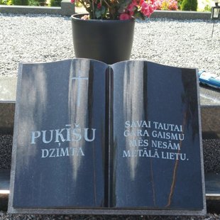 94. Kapu piemineklis atvērtas grāmatas veidā