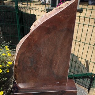 85. Latvijas laukakmens kapu piemineklis