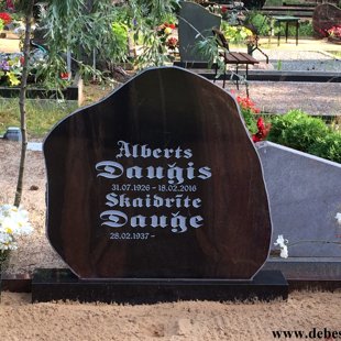 107. Granīta kapu piemineklis ar gravējumu