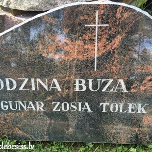 96. Granīta kapu piemineklis ar gravējumu