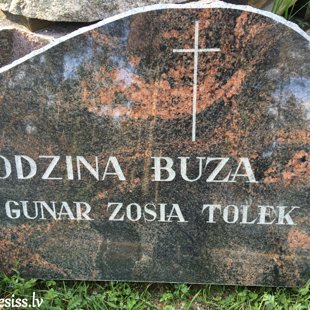 93. Granīta kapakmens ar gravējumu