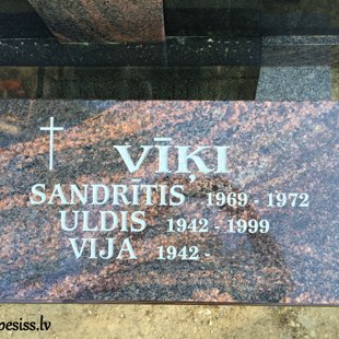 94.Granīta kapakmens plāksne ar gravejumu