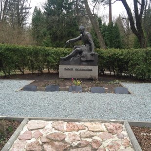 87. Otro Mežu kapi-Jāņa Rozentāļa piemiņas vieta