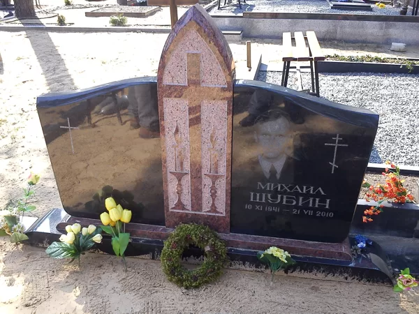 9. Granīta kapu pieminekļa kompozīcija ar krustu un gravējumu