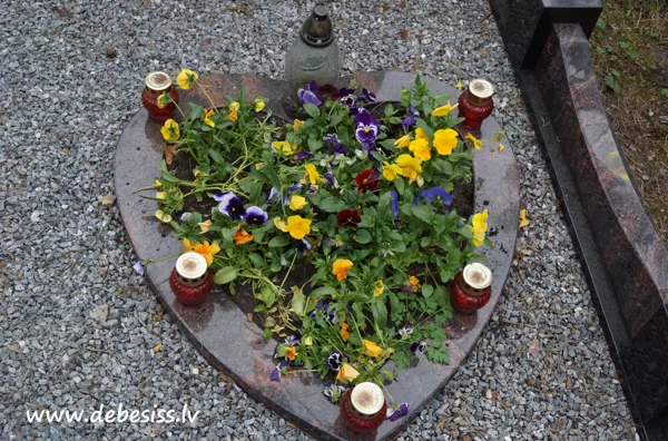 11. Granīta sirds formas kapu apmale