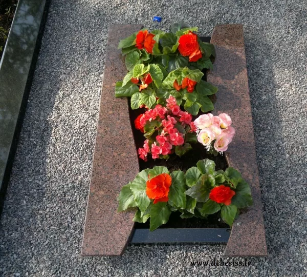 7. Granīta kapu apmalīte ar dobi