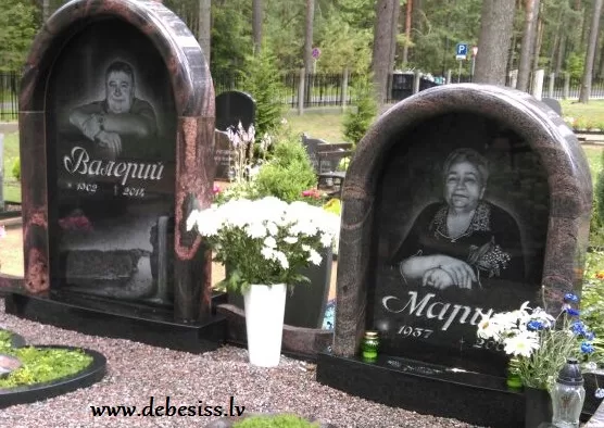 71. Granīta kapu pieminekļi