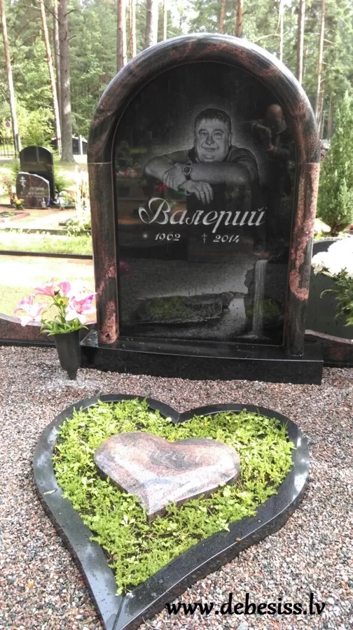 72. Granīta kapu piemineklis ar portretu