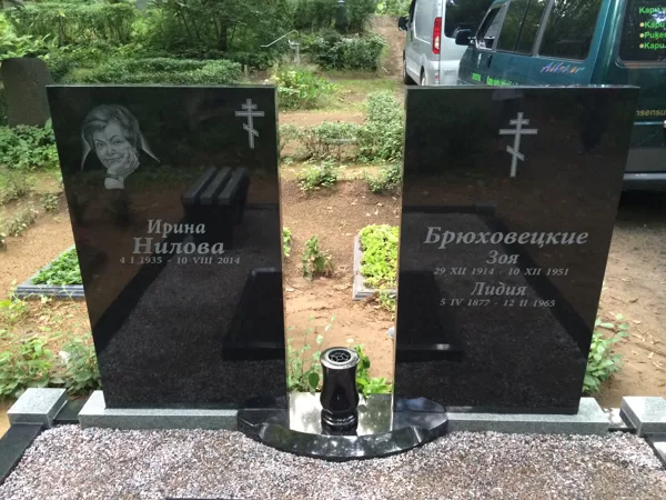 37. Ģimenes granīta pieminekļi