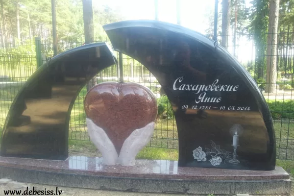 74. Pieminekļu kompozīcija ar sirdi un gravējumu