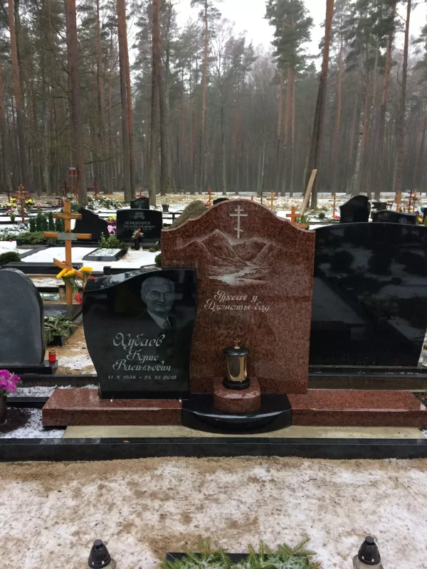 203 kapu piemineklis ar gravējumu