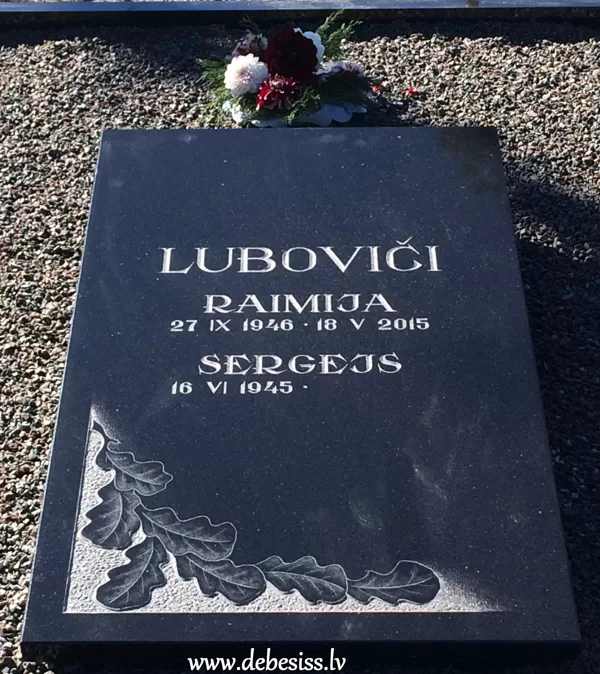 77. Kapavietas pieminekļa plāksne