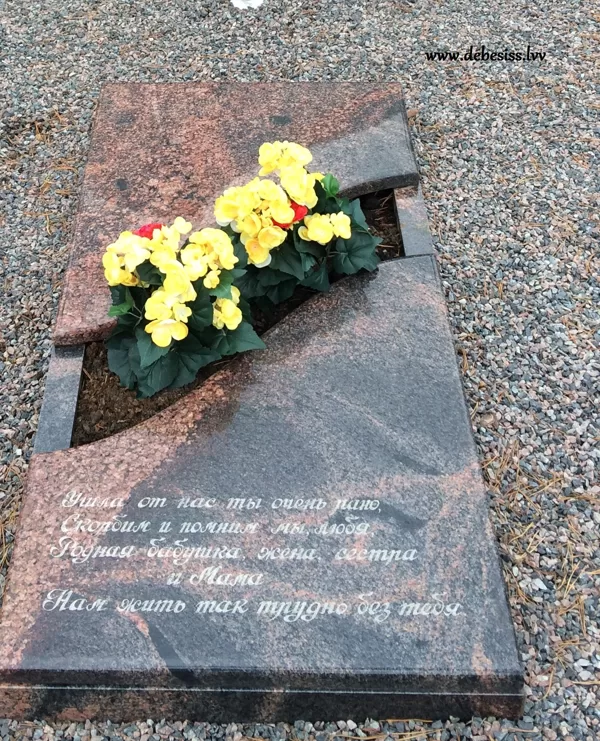10. Granīta kapu apmalīte daļēji slēgta ar gravējumu un vietu ziedu apstādījumam