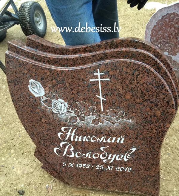 79. Granīta kapakmens ar gravējumu