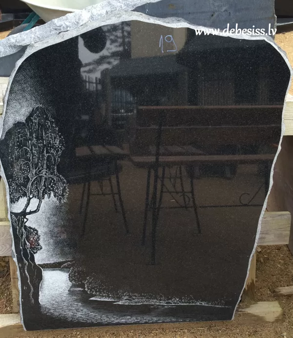 86. Kapakmens ar gravējumu klints ar koku un upi