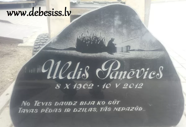 90. Kapakmens ar makšķernieka gravējumu