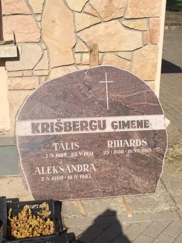 60. Ģimenes kapu piemineklis