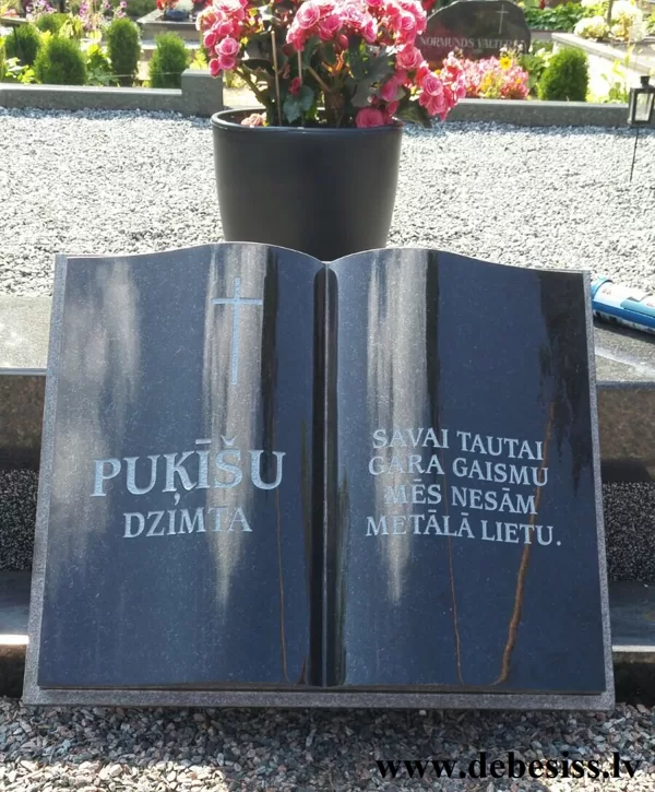 94. Kapu piemineklis atvērtas grāmatas veidā