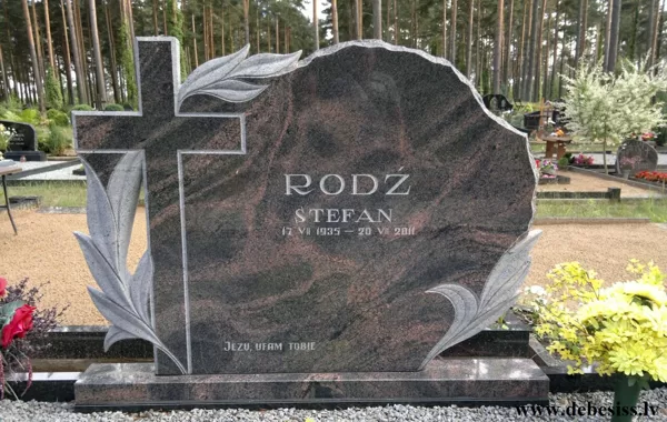 105. Kapakmens ar gravējumu