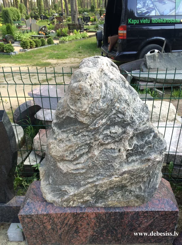 67. Kapu pieminekļi