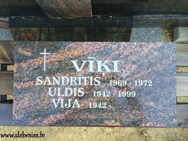 94.Granīta kapakmens plāksne ar gravejumu