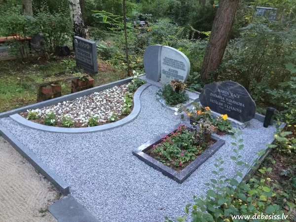 118. Atjaunota kapu vietiņa (šķembas, pārlīmētas apmalītes, pacelta kapu apmalīte un ...)